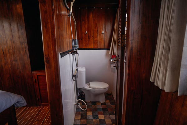 Bathroom_Master Cabin_Middle Deck